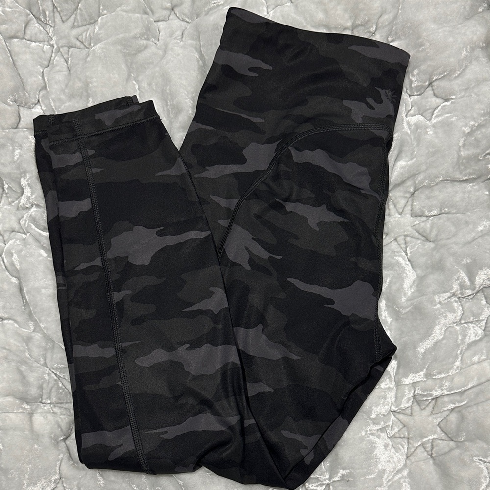 Athleta Ultimate Camo 7/8 Tights in Dark Gray